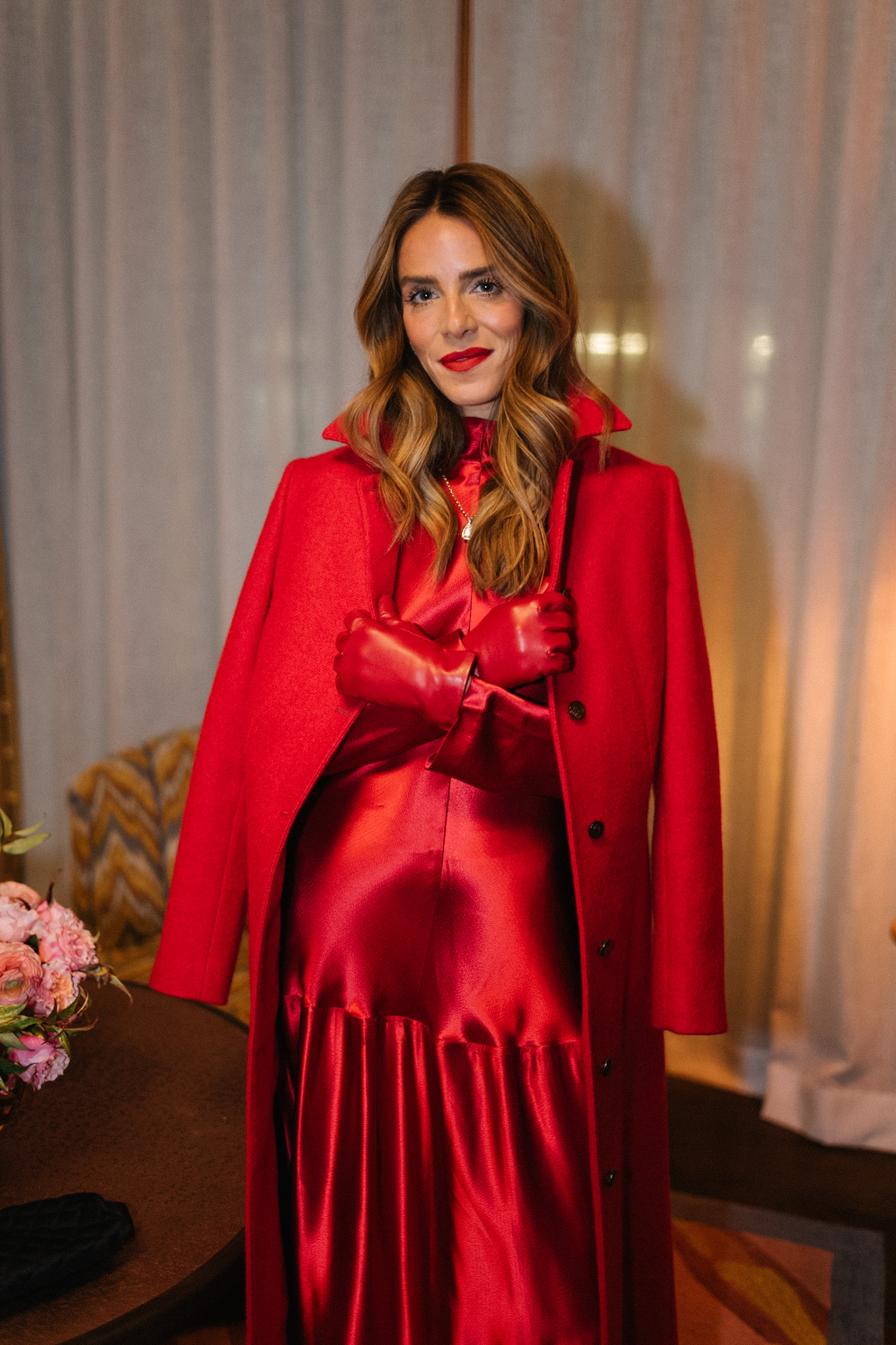 Robe longue en satin rouge à manches longues, gants en cuir rouges