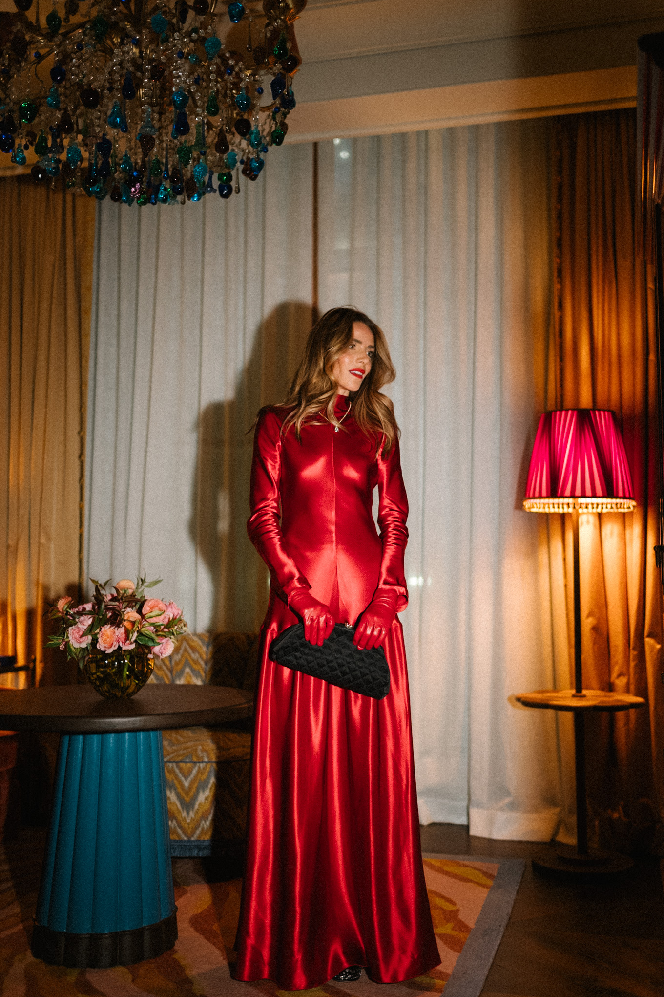 Robe longue en satin rouge à manches longues, gants en cuir rouges