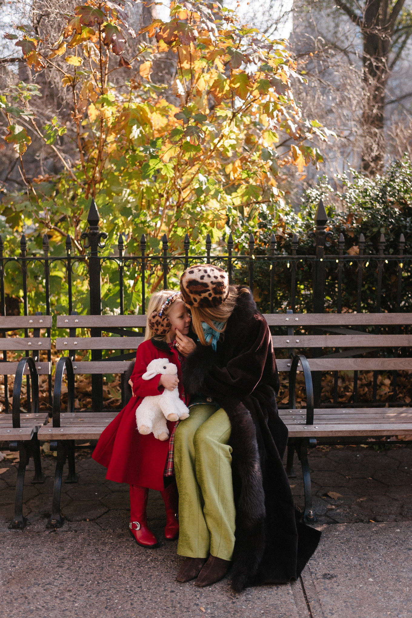 Manteau en peau lainée marron, chapeau casemate imprimé léopard, pantalon en satin vert, foulard en soie turquoise