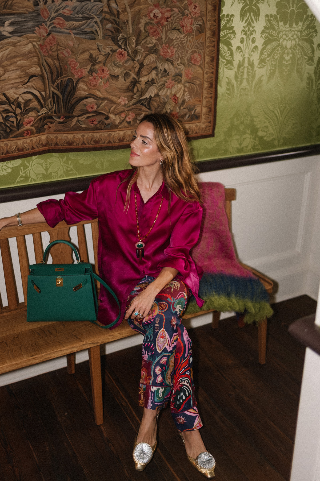 Blouse en soie magenta, pantalon à motifs en soie, sac à main vert