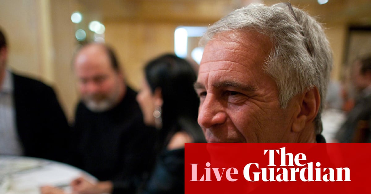 Demokraten veröffentlichen weitere Bilder aus dem Nachlass von Jeffrey Epstein, darunter Fotos von Schriftzügen auf dem Körper einer Frau – live | Jeffrey Epstein