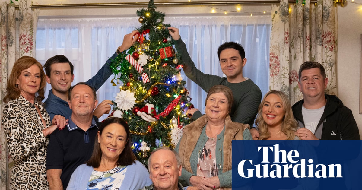 « Les gens pleuraient sur le plateau » : le retour émotionnel de la sensation du bouche-à-oreille deux portes plus bas | TV