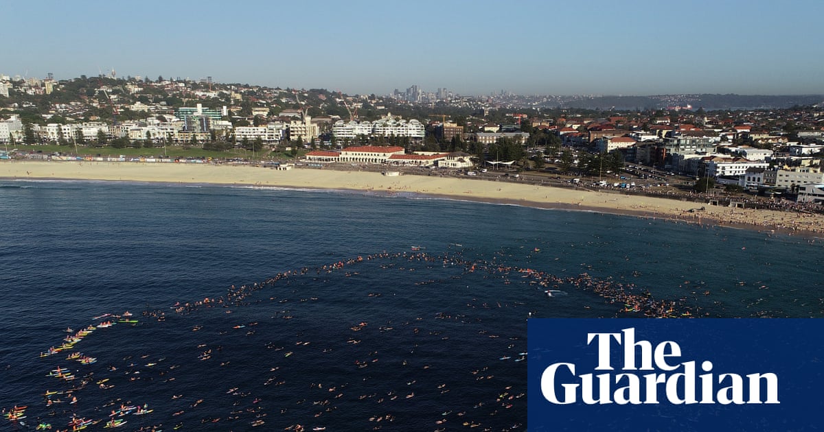Bondi Paddle Tour : les surfeurs, les paddleboarders et les nageurs se souviennent des victimes de la fusillade de masse | Attaque terroriste sur la plage de Bondi