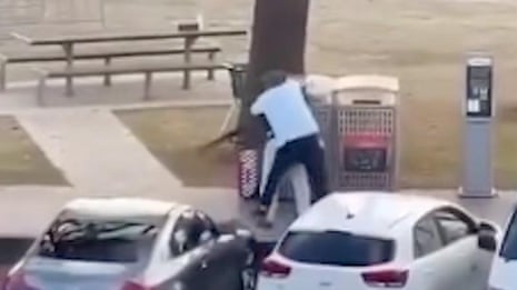 Un homme armé présumé attaqué lors d’une fusillade sur la plage de Bondi – vidéo