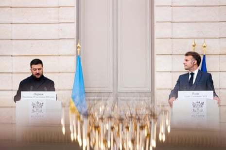 Le président Emmanuel Macron et le président Volodymyr Zelensky lors d'une conférence de presse conjointe au palais de l'Élysée à Paris, en France, le mois dernier.