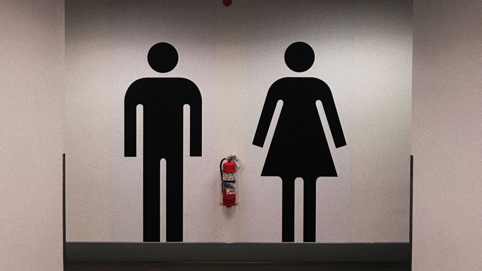 Les vestiaires mixtes font courir des risques inutiles aux femmes