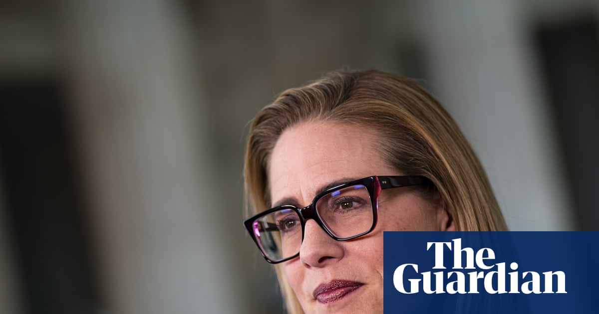 Kyrsten Sinema est poursuivie en justice par l'ex-femme d'un ancien garde du corps pour « aliénation d'affection » | la politique américaine