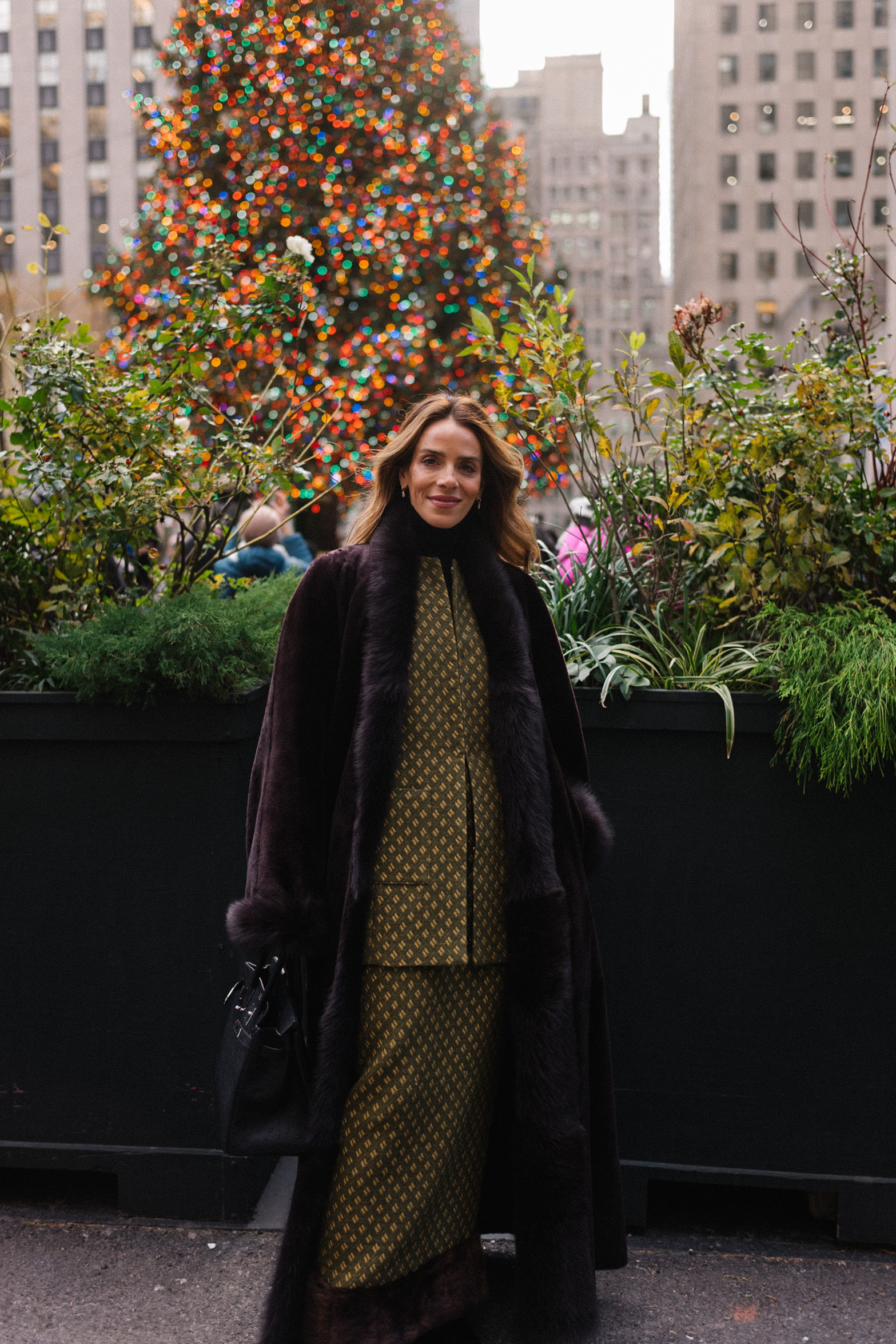 Ensemble manteau marron avec bordure en fourrure, jupe en jacquard vert