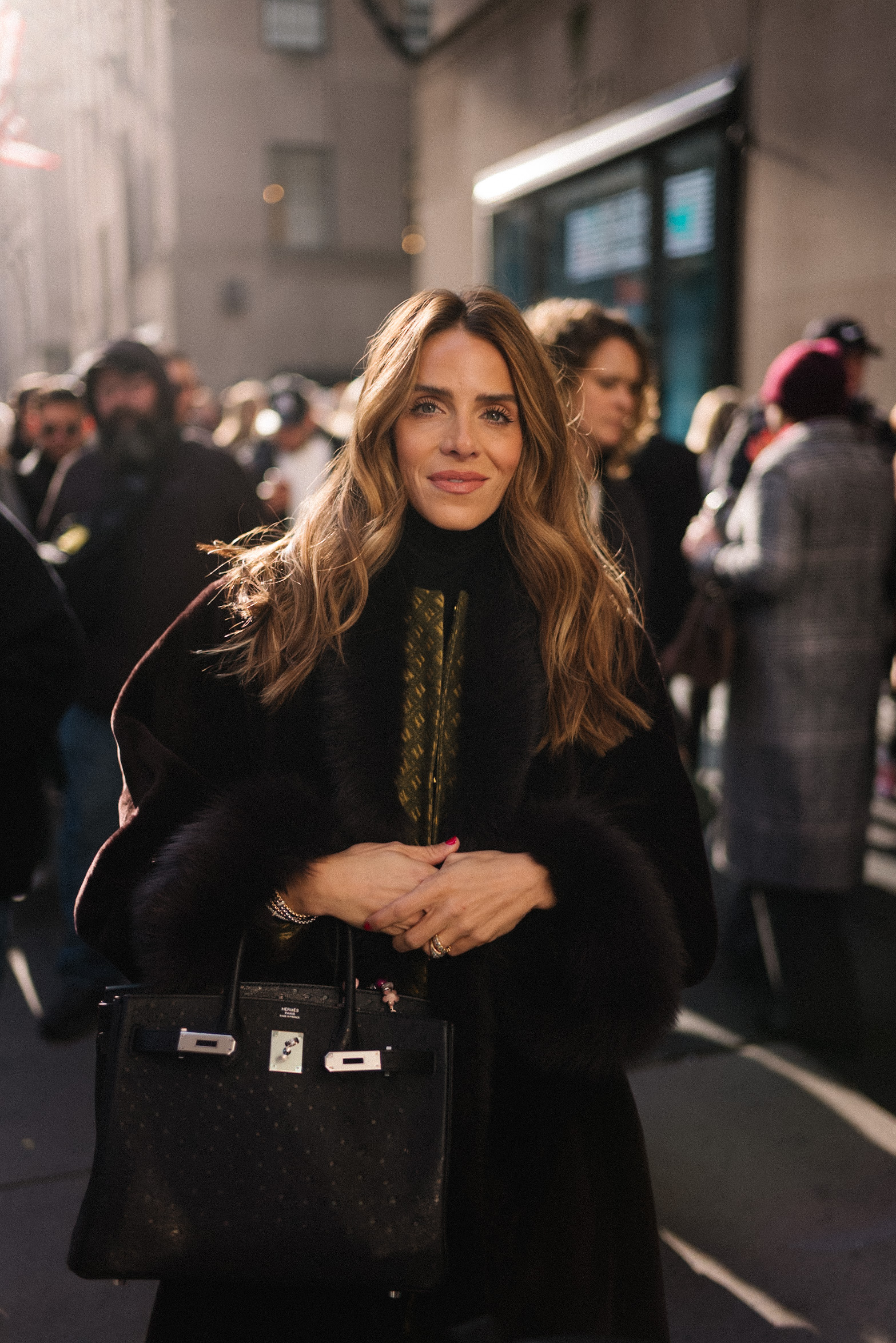 Ensemble manteau marron avec bordure en fourrure, jupe en jacquard vert