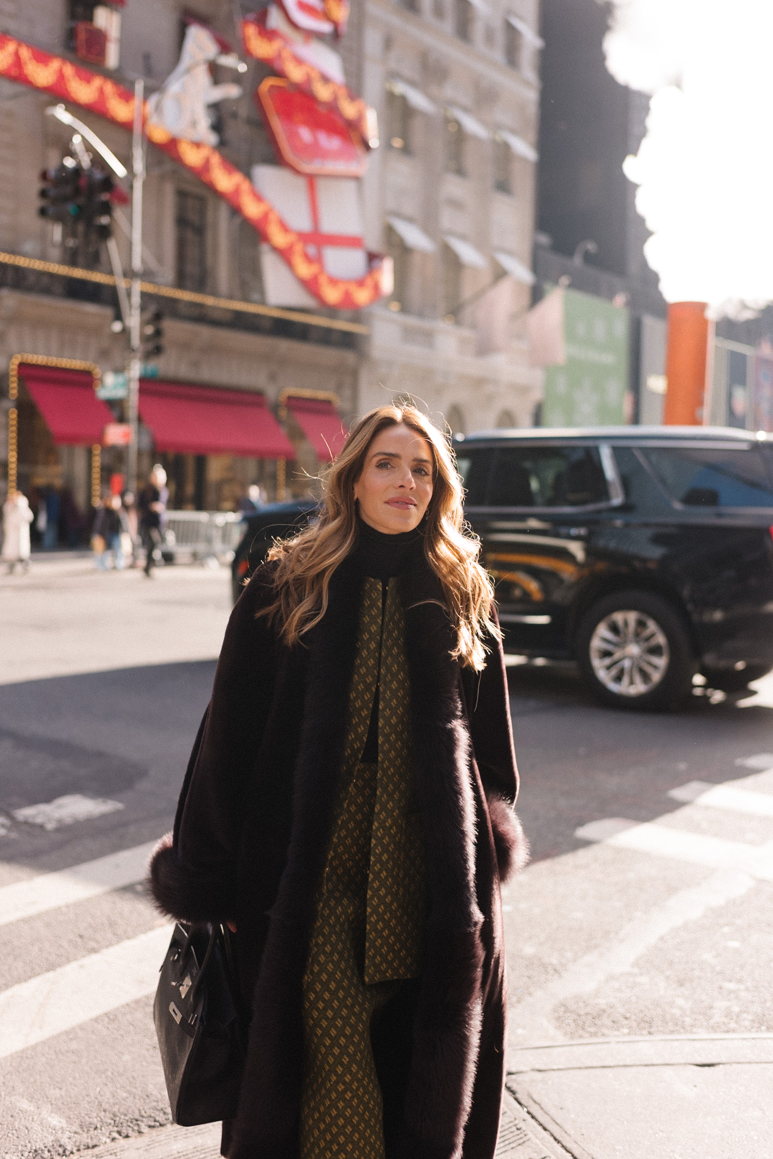 Ensemble manteau marron avec bordure en fourrure, jupe en jacquard vert