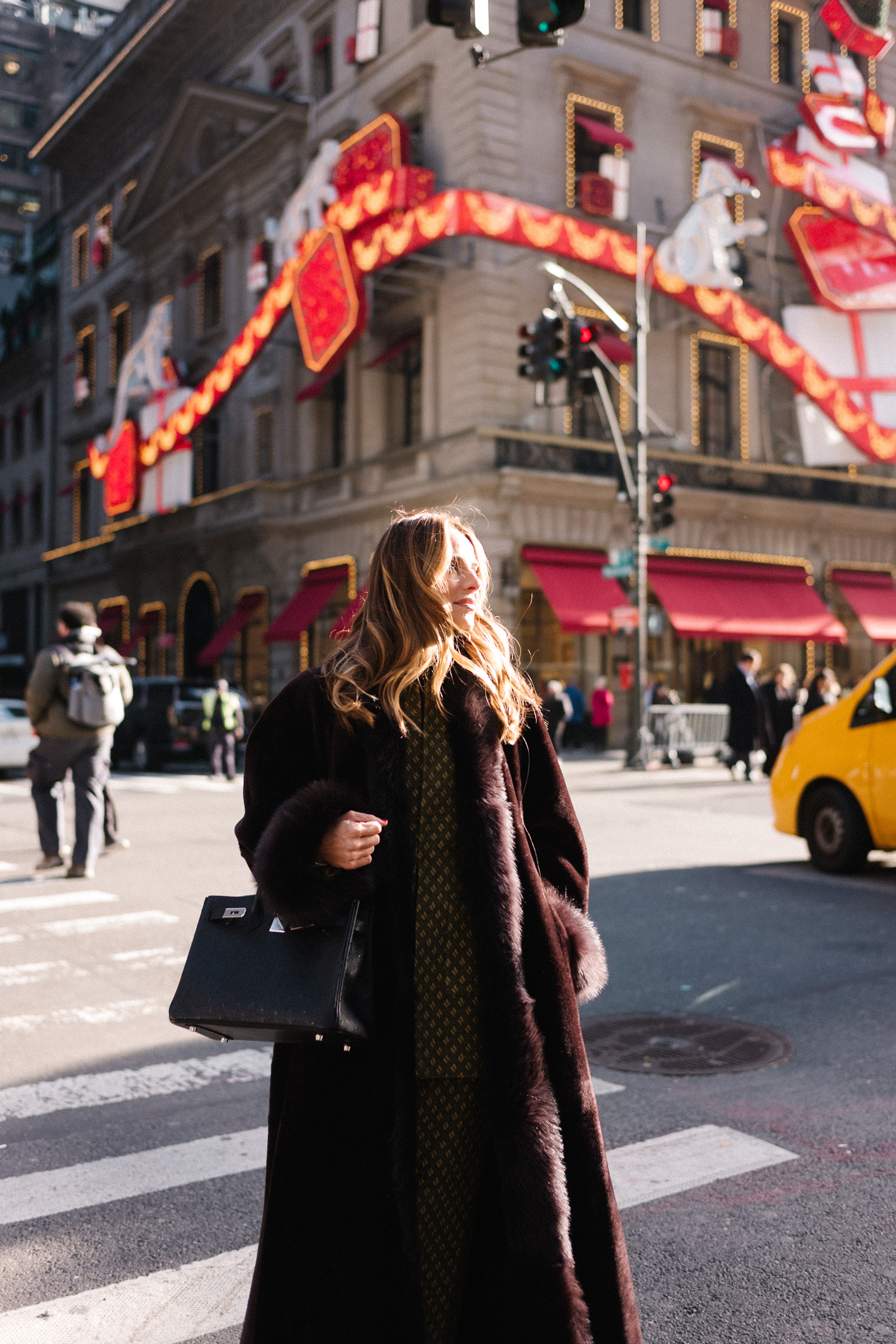 Ensemble manteau marron avec bordure en fourrure, jupe en jacquard vert