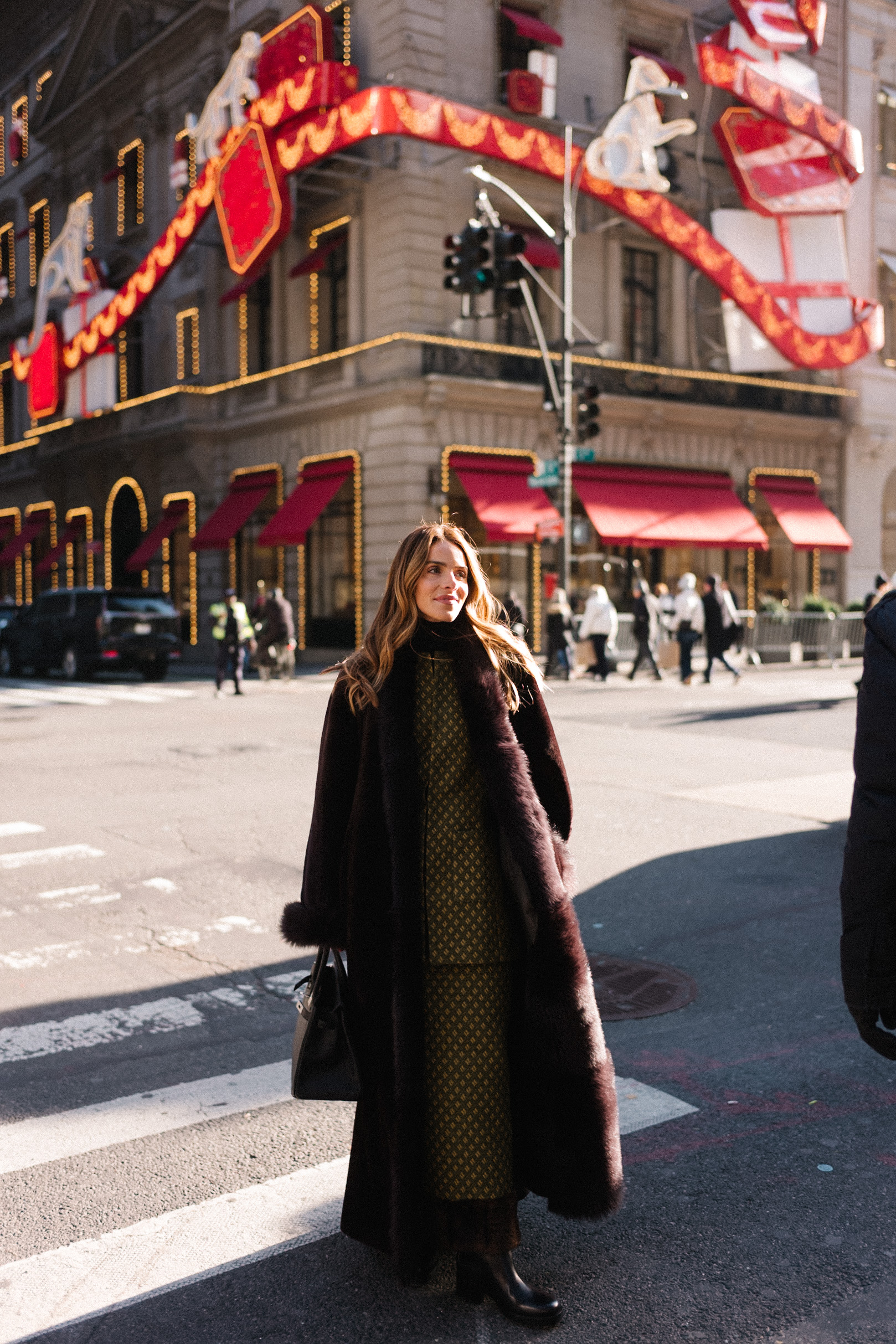 Ensemble manteau marron avec bordure en fourrure, jupe en jacquard vert