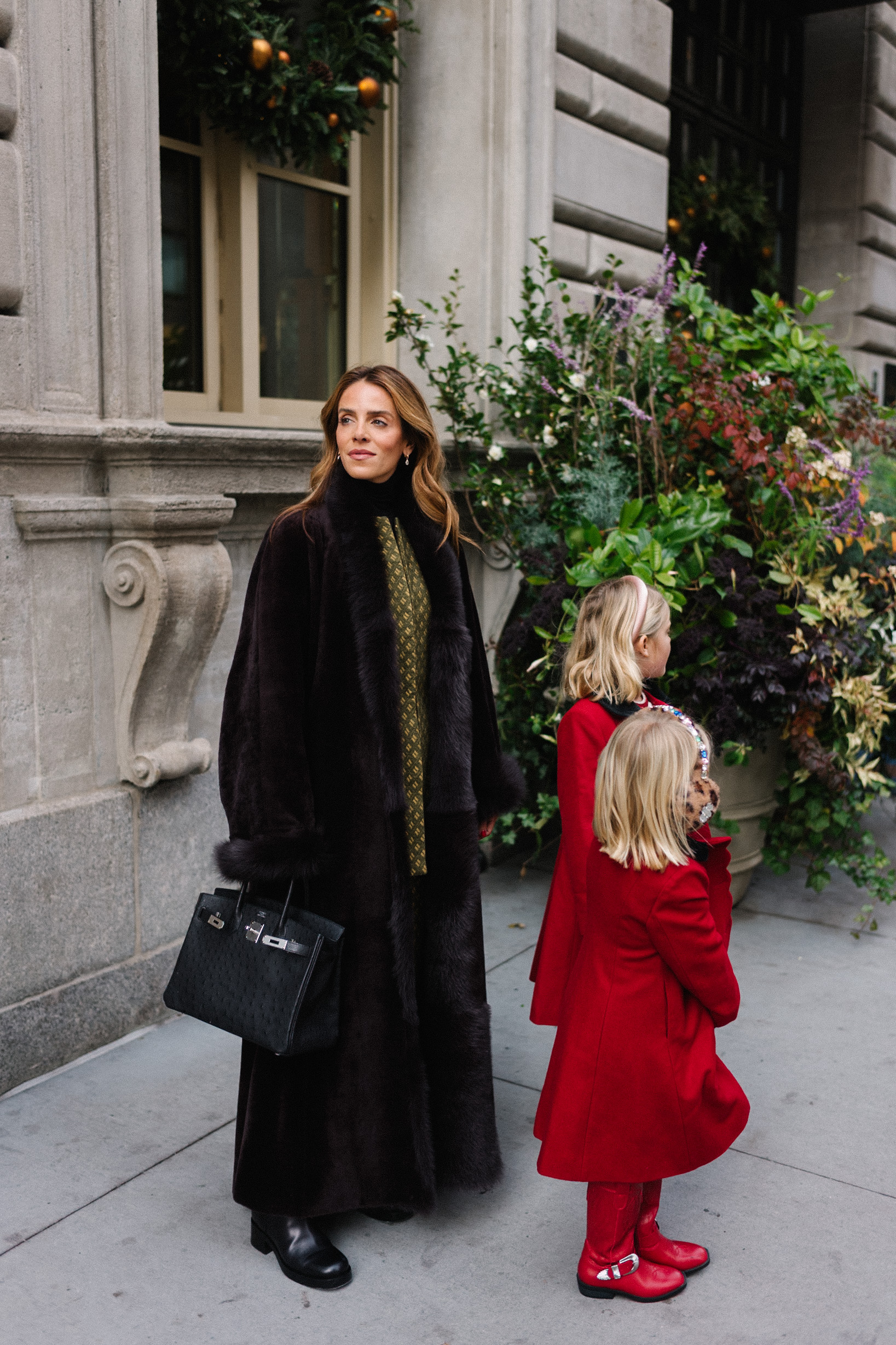 Ensemble manteau marron avec bordure en fourrure, jupe en jacquard vert