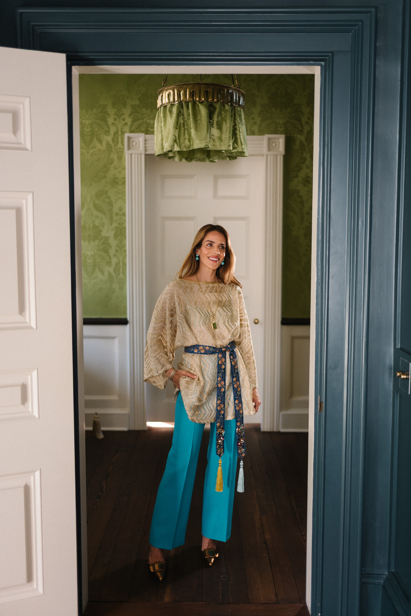 Haut en maille métallisée, pantalon en soie turquoise, ceinture à nouer en soie