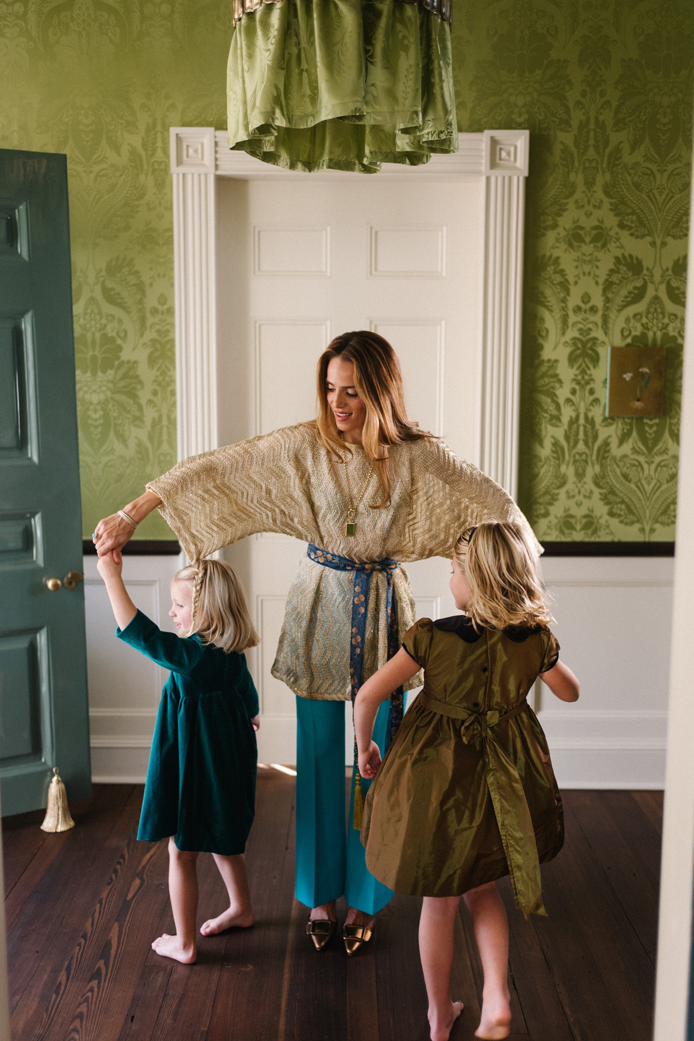 Haut en maille métallisée, pantalon en soie turquoise, ceinture à nouer en soie