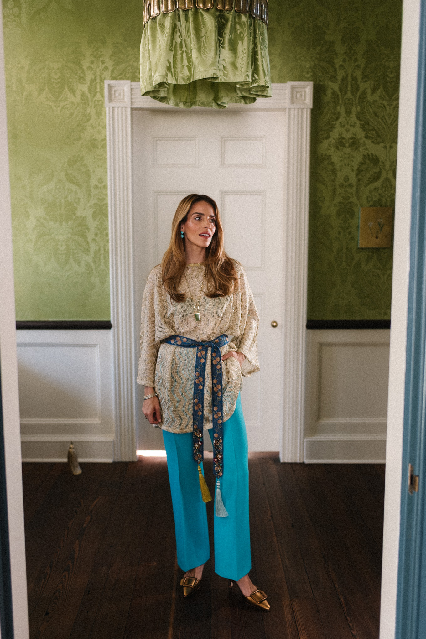 Haut en maille métallisée, pantalon en soie turquoise, ceinture à nouer en soie