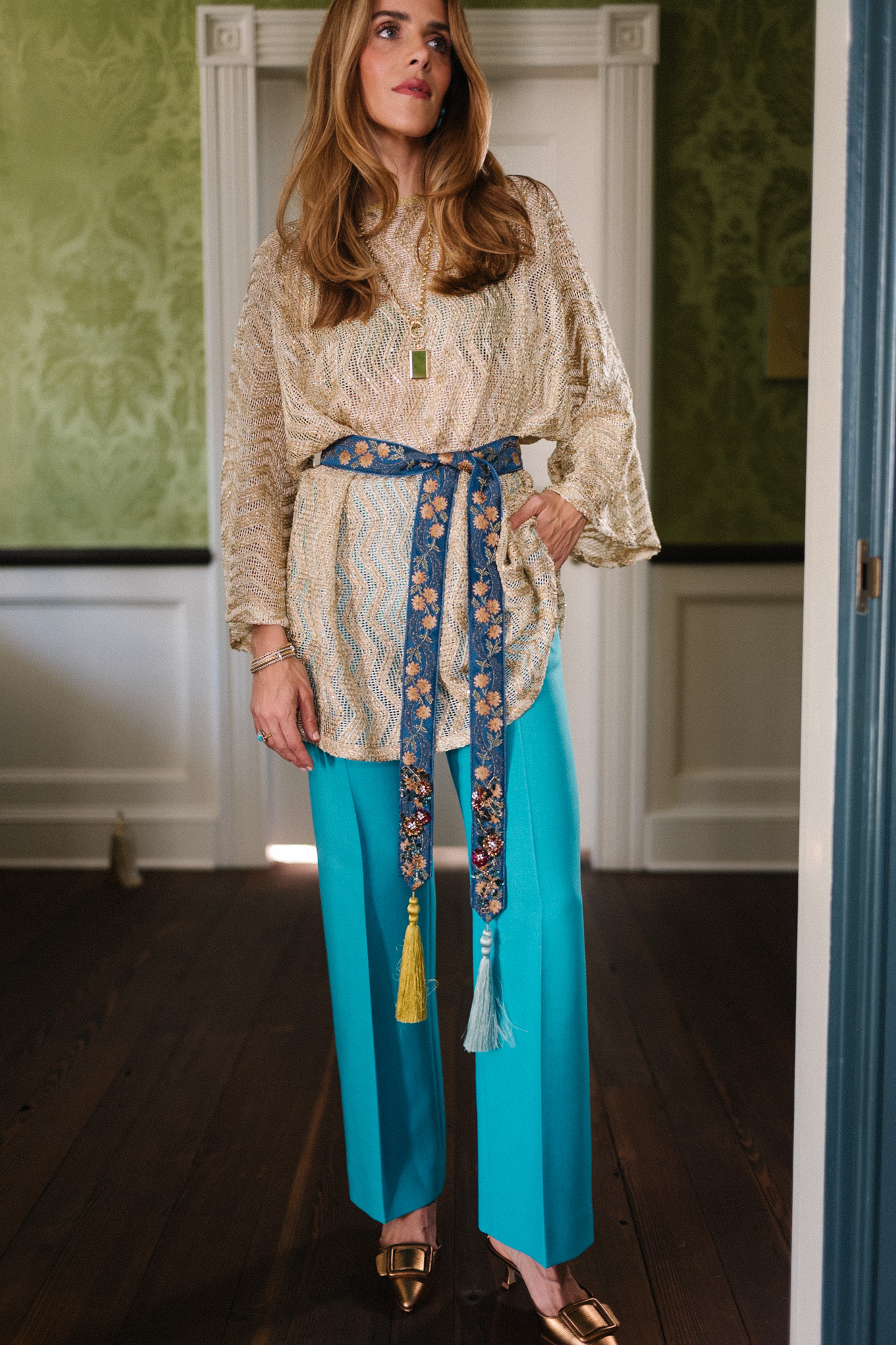 Haut en maille métallisée, pantalon en soie turquoise, ceinture à nouer en soie