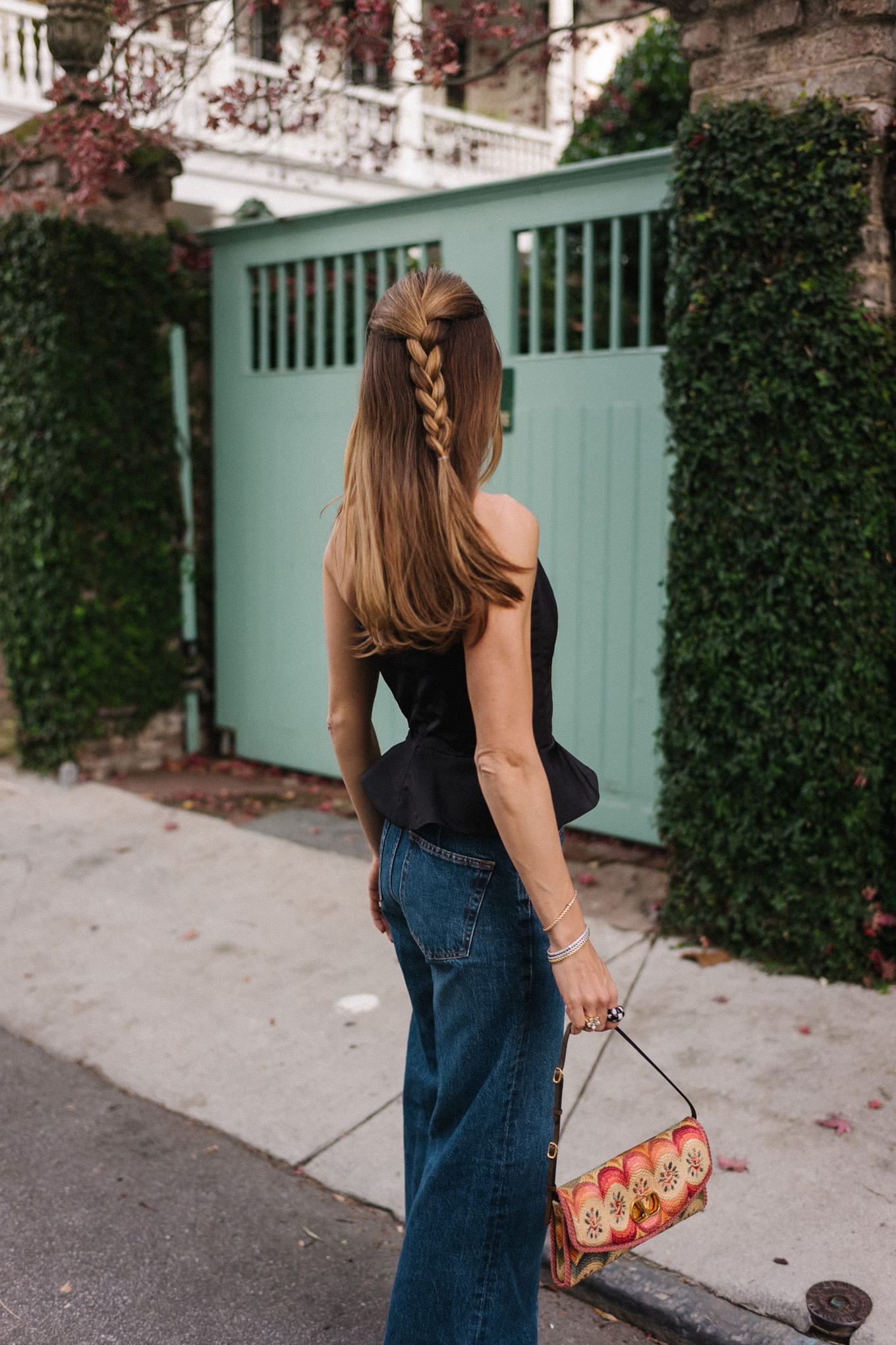 Haut corset, manteau blazer en velours, denim bleu