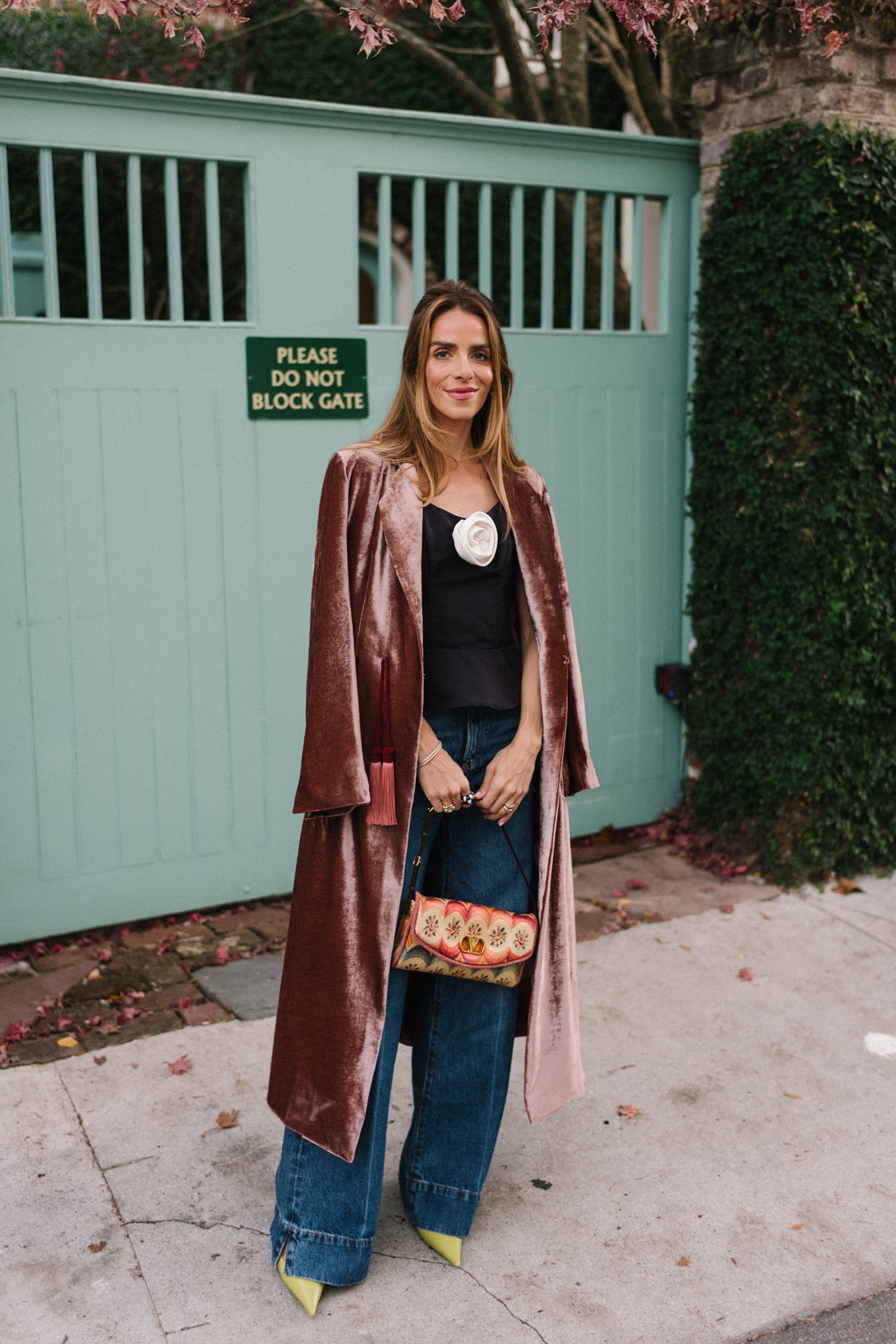 Haut corset, manteau blazer en velours, denim bleu