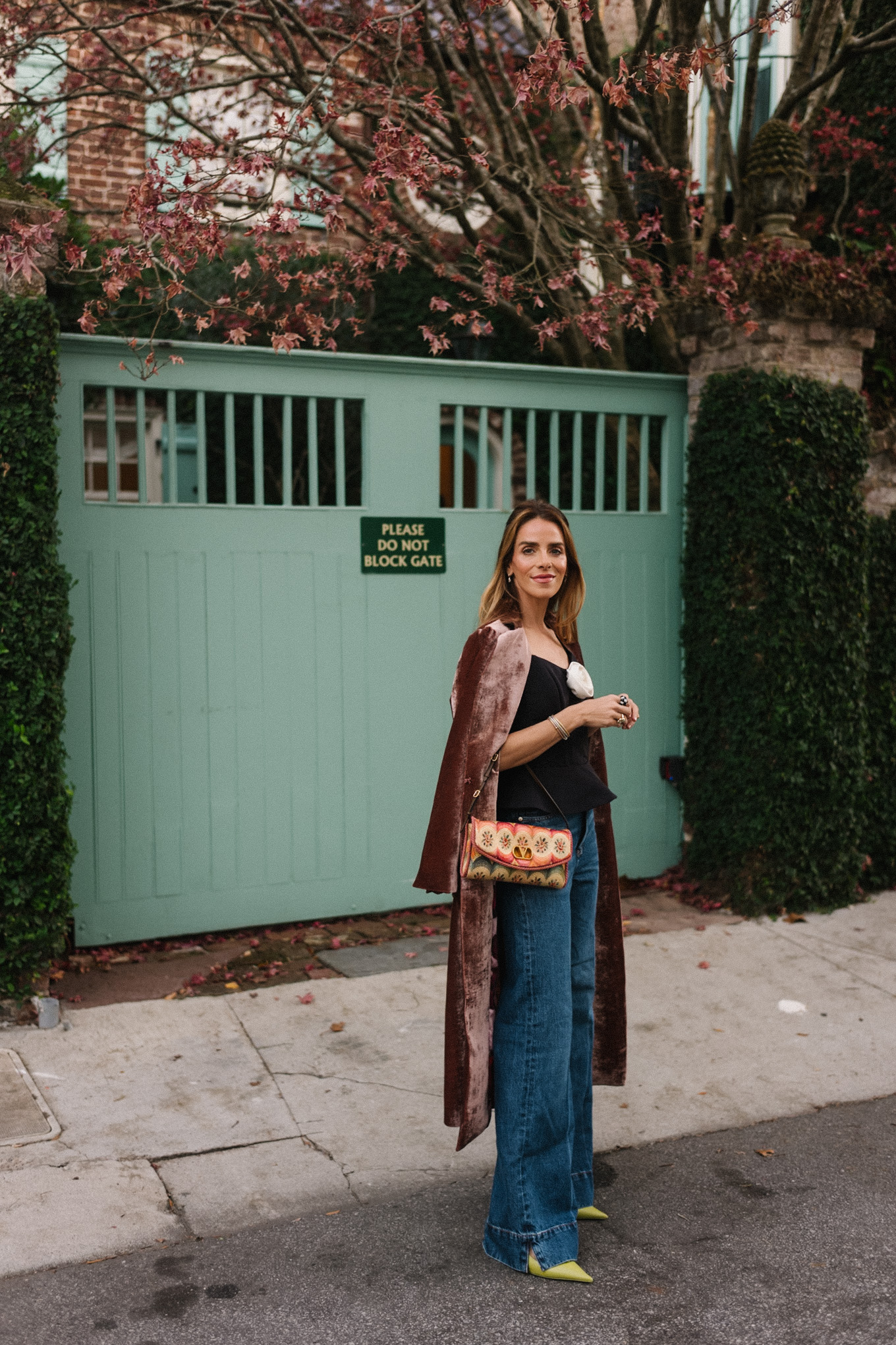 Haut corset, manteau blazer en velours, denim bleu