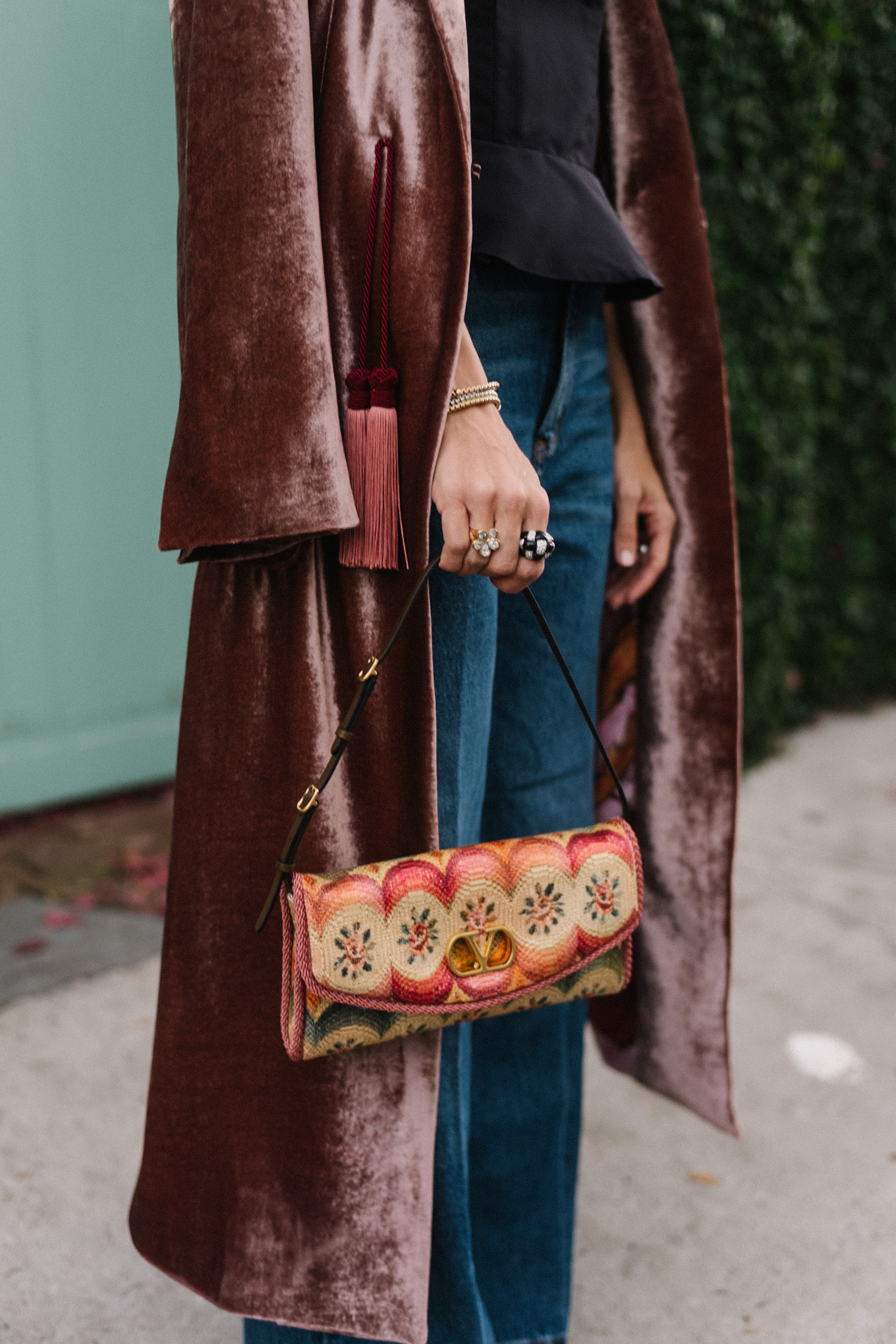 Haut corset, manteau blazer en velours, denim bleu