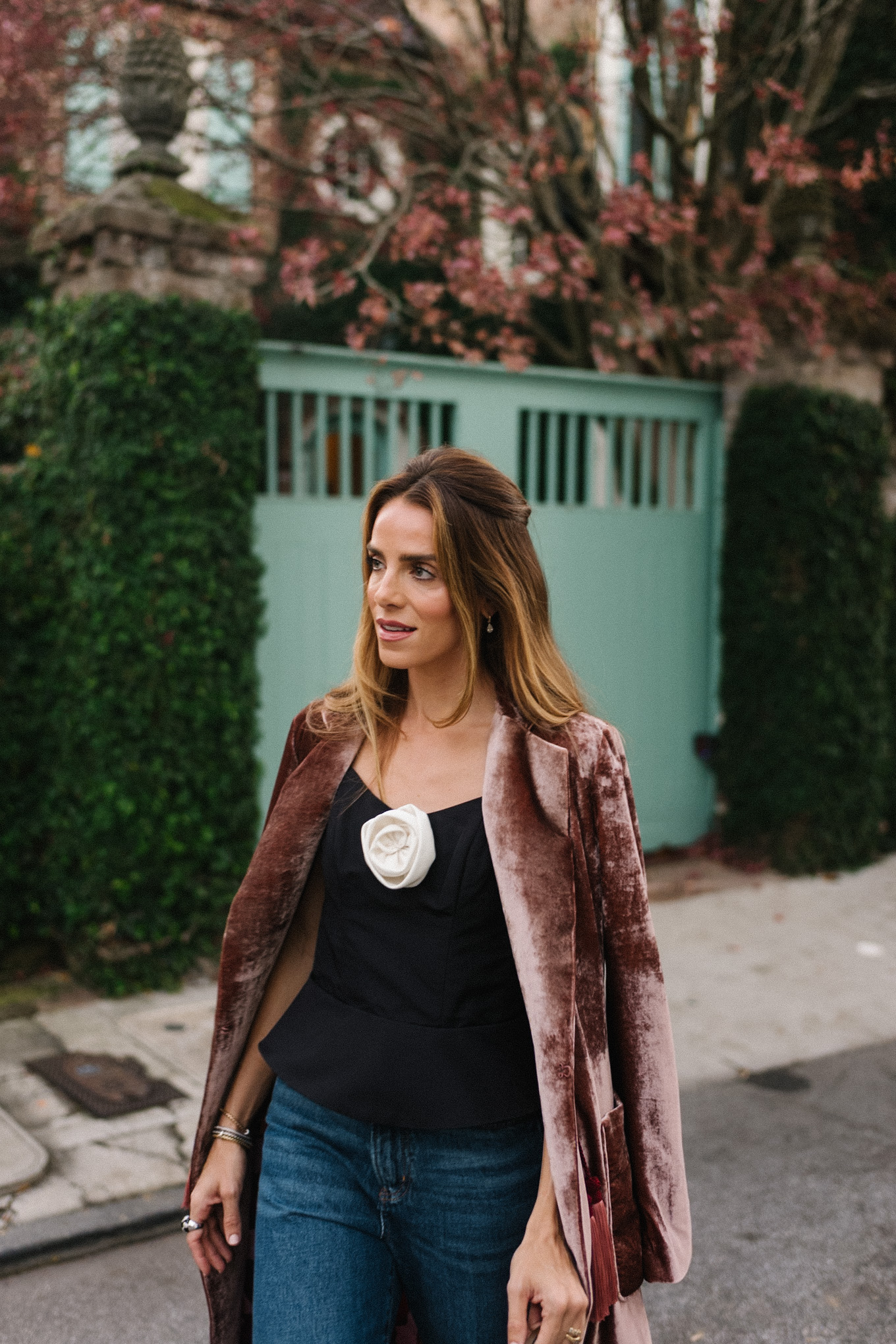 Haut corset, manteau blazer en velours, denim bleu