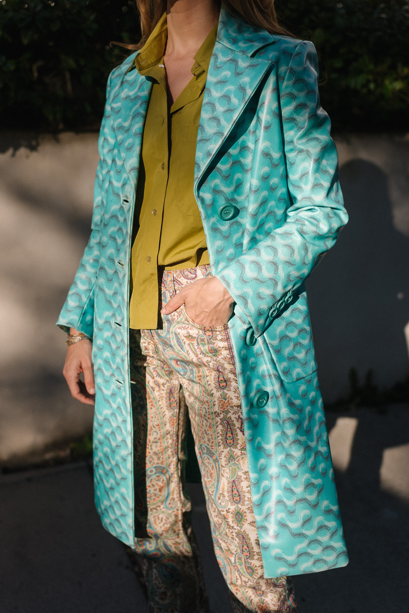 Manteau turquoise vintage, chemise boutonnée vert chartreuse, jean cachemire, bottes marron