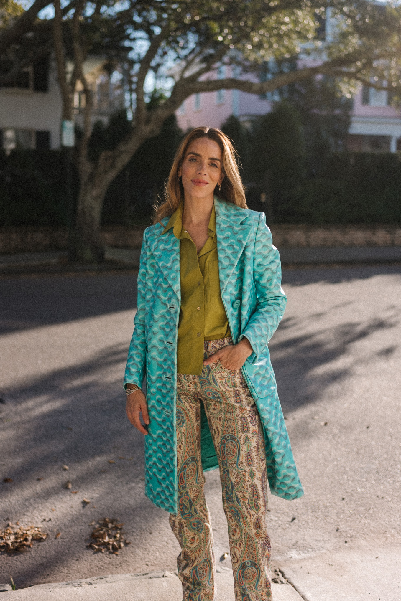 Manteau turquoise vintage, chemise boutonnée vert chartreuse, jean cachemire, bottes marron