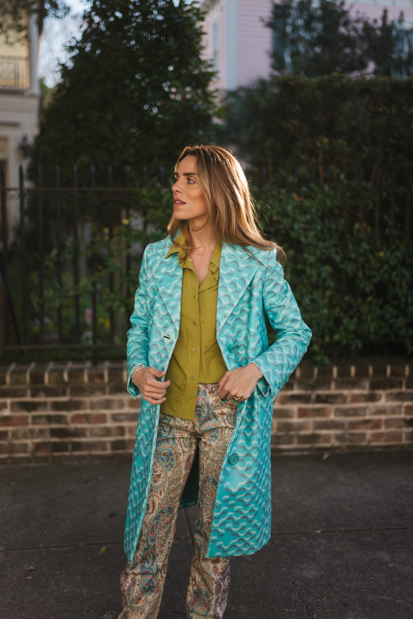 Manteau turquoise vintage, chemise boutonnée vert chartreuse, jean cachemire, bottes marron