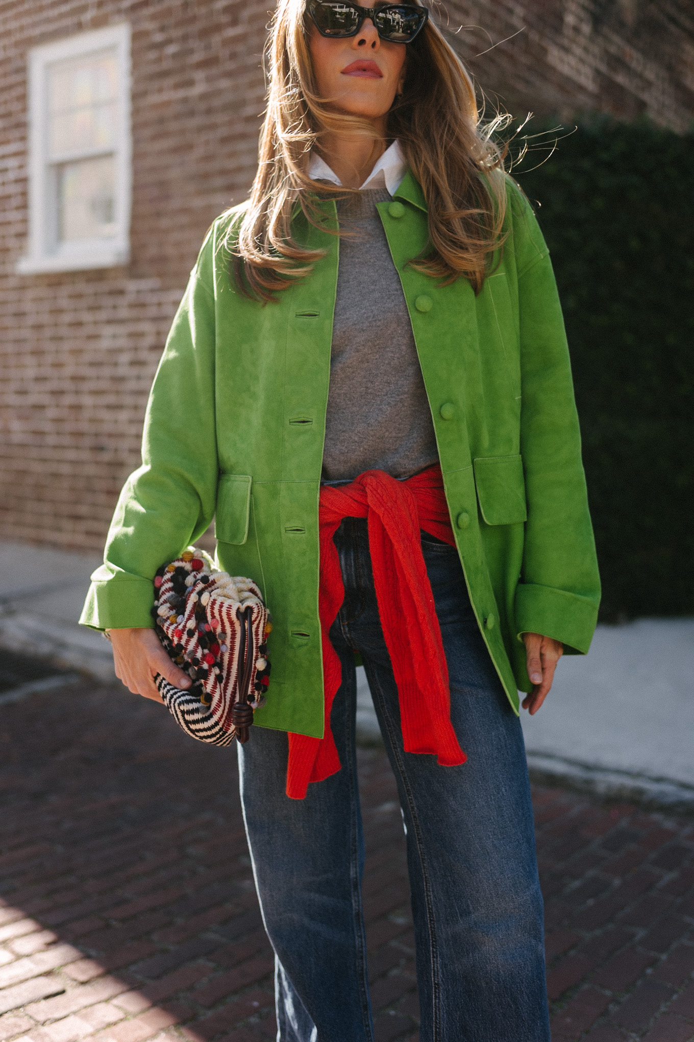 Veste en daim vert, pull en laine gris, pull en cachemire rouge, jean large, ballerines noires