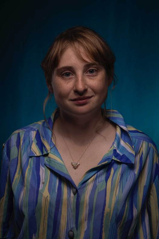 Eine Frau trägt ein gestreiftes Hemd.