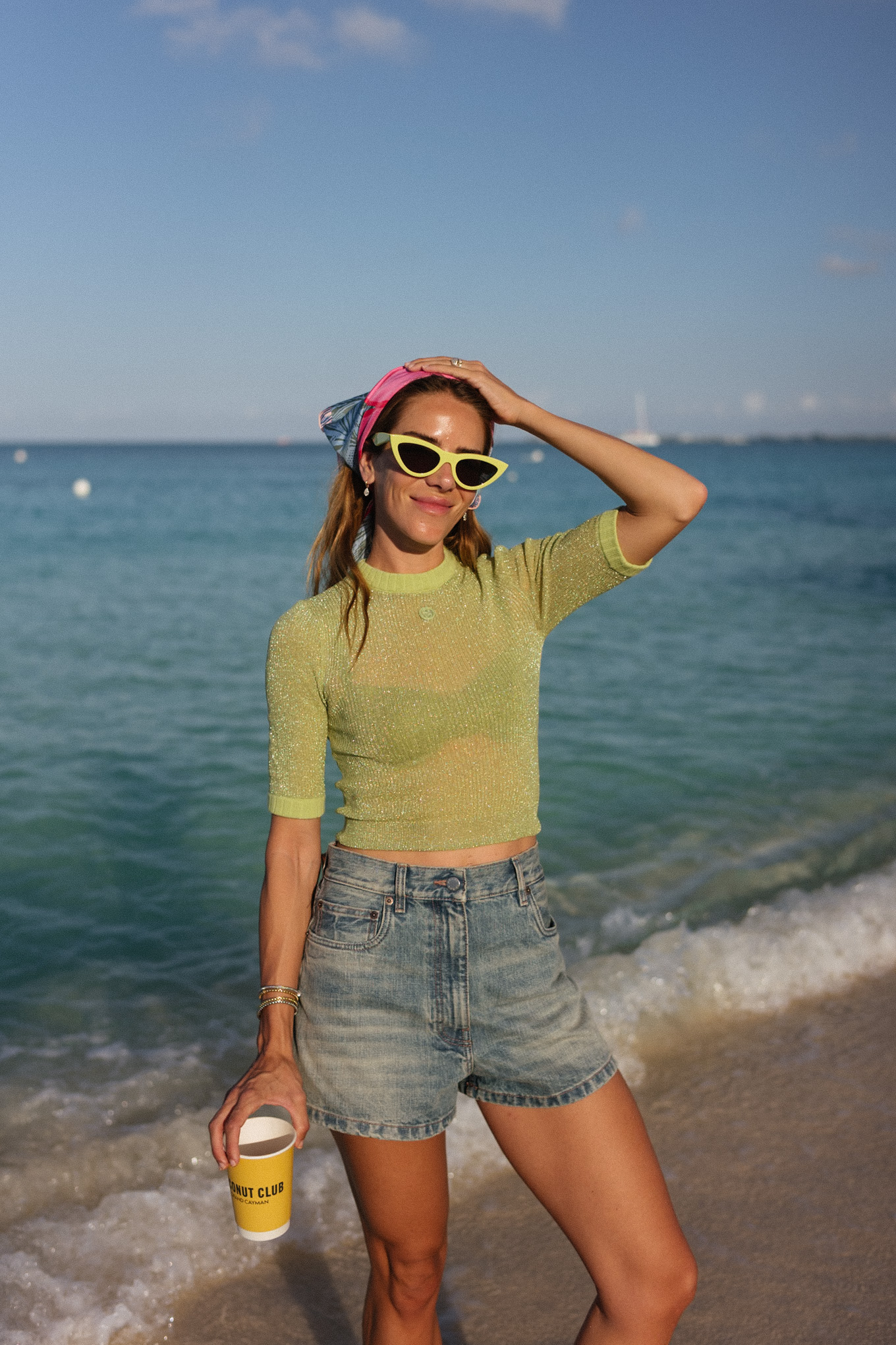 Short en jean t-shirt en soie transparente verte avec foulard