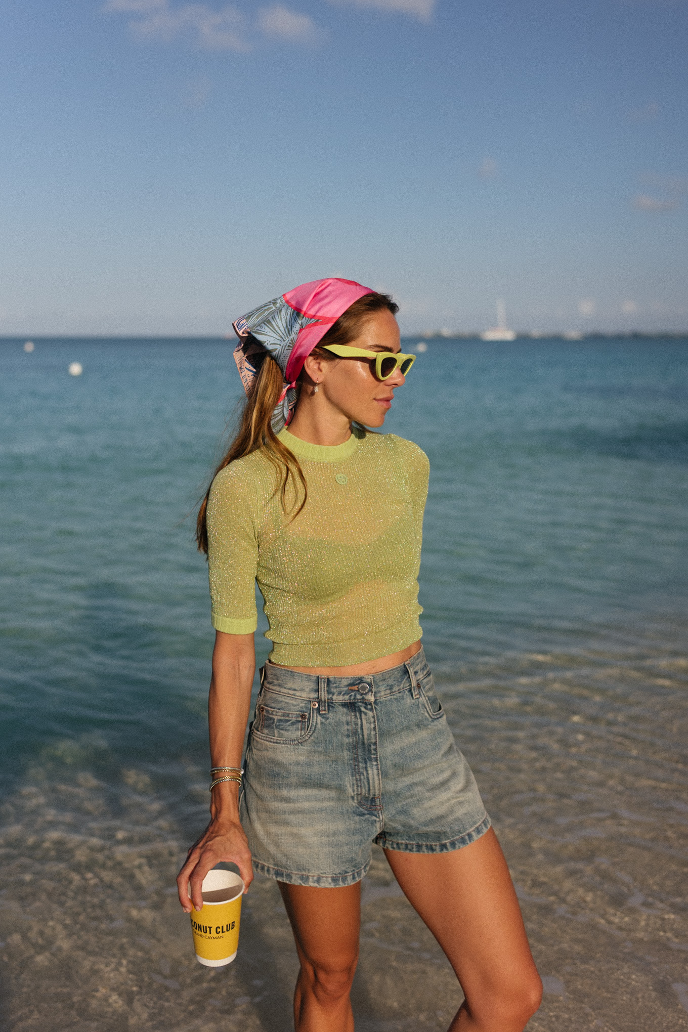 Short en jean t-shirt en soie transparente verte avec foulard