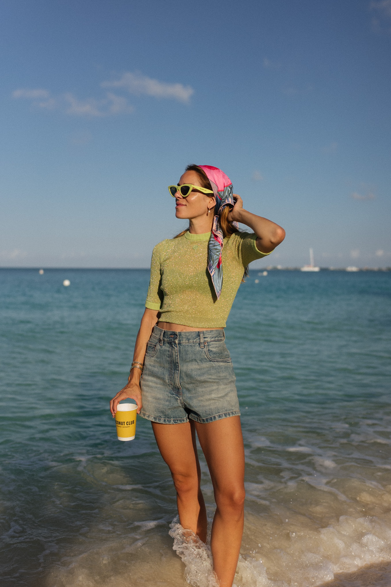 Short en jean t-shirt en soie transparente verte avec foulard