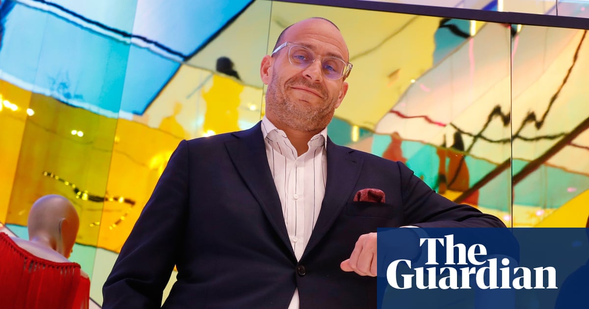 Le PDG de Saks Global démissionne alors qu'un détaillant de luxe se préparerait à la faillite | Actualités américaines