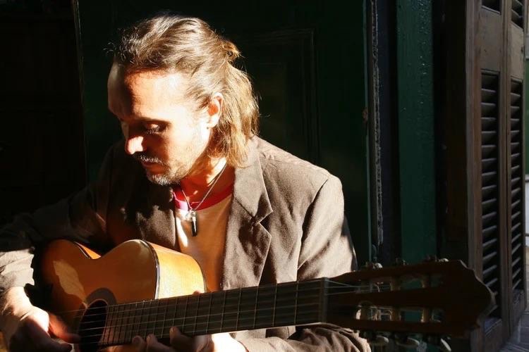 Nik Barrell retrouve la clarté sur la route avec son nouveau single envoûtant « Lost » – Backseat Mafia