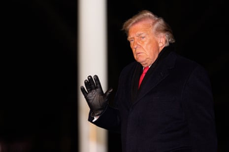 Donald Trump a annoncé l’année dernière des tarifs douaniers drastiques contre certains de ses plus grands partenaires commerciaux, bouleversant des décennies de politique commerciale américaine.