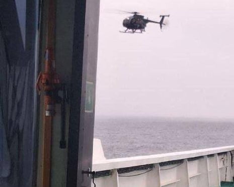 Une capture d'écran d'une séquence publiée par les médias d'État russes qui prétend montrer un hélicoptère américain s'approchant du pétrolier sanctionné dans les eaux européennes.