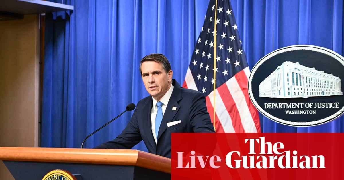 Das Justizministerium hat Trump bei der Durchsicht der Epstein-Akten „nicht beschützt“, sagt der stellvertretende Generalstaatsanwalt – US-Politik live | Jeffrey Epstein