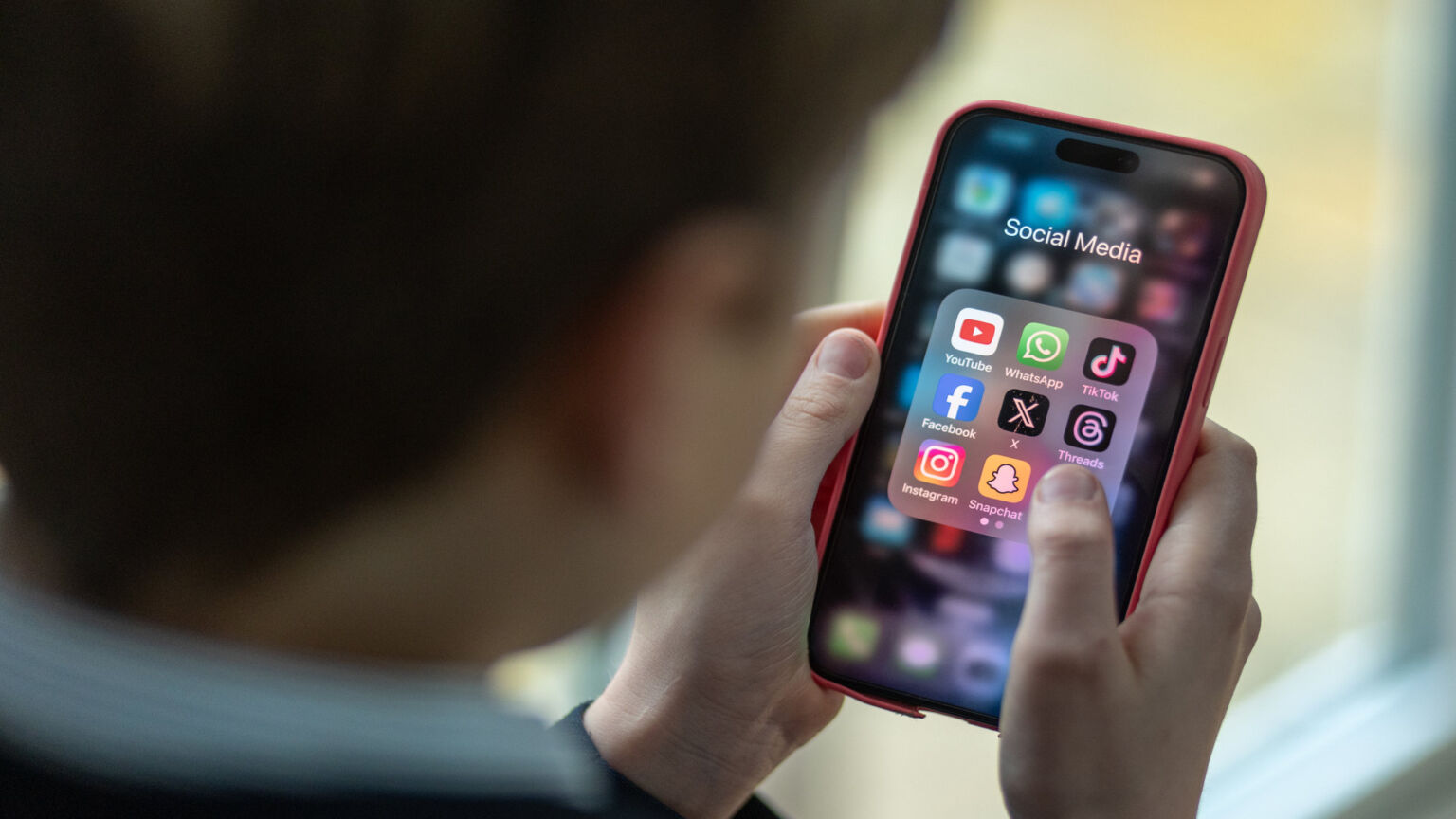 Seuls les parents devraient décider si leurs enfants utilisent les réseaux sociaux