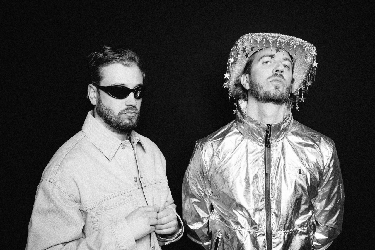 Le duo pop suédois JUNG apporte une énergie ensoleillée en janvier avec son nouveau single « Vacation » – Backseat Mafia