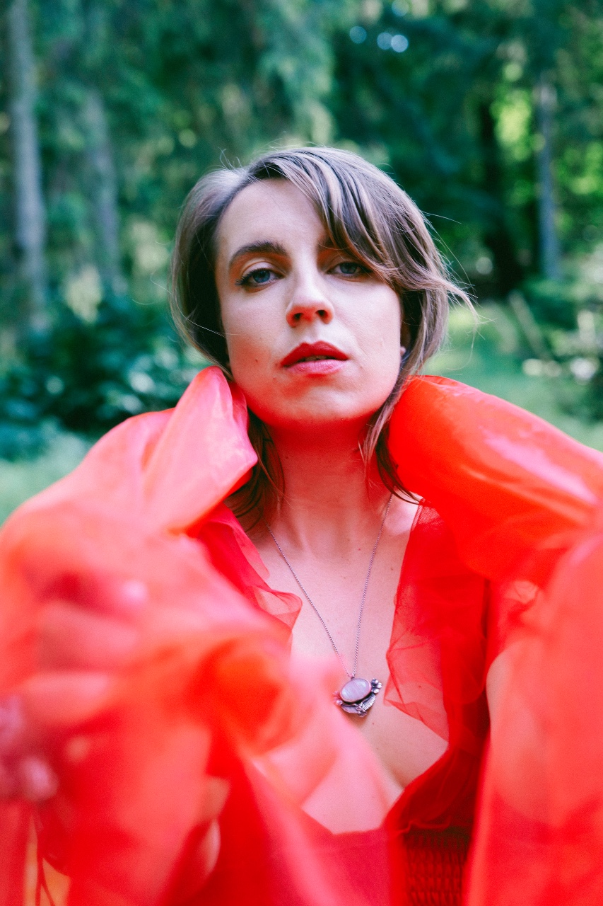 Jasmine Power prend un « LEAP » audacieux avec son nouveau single « Backseat Mafia ».