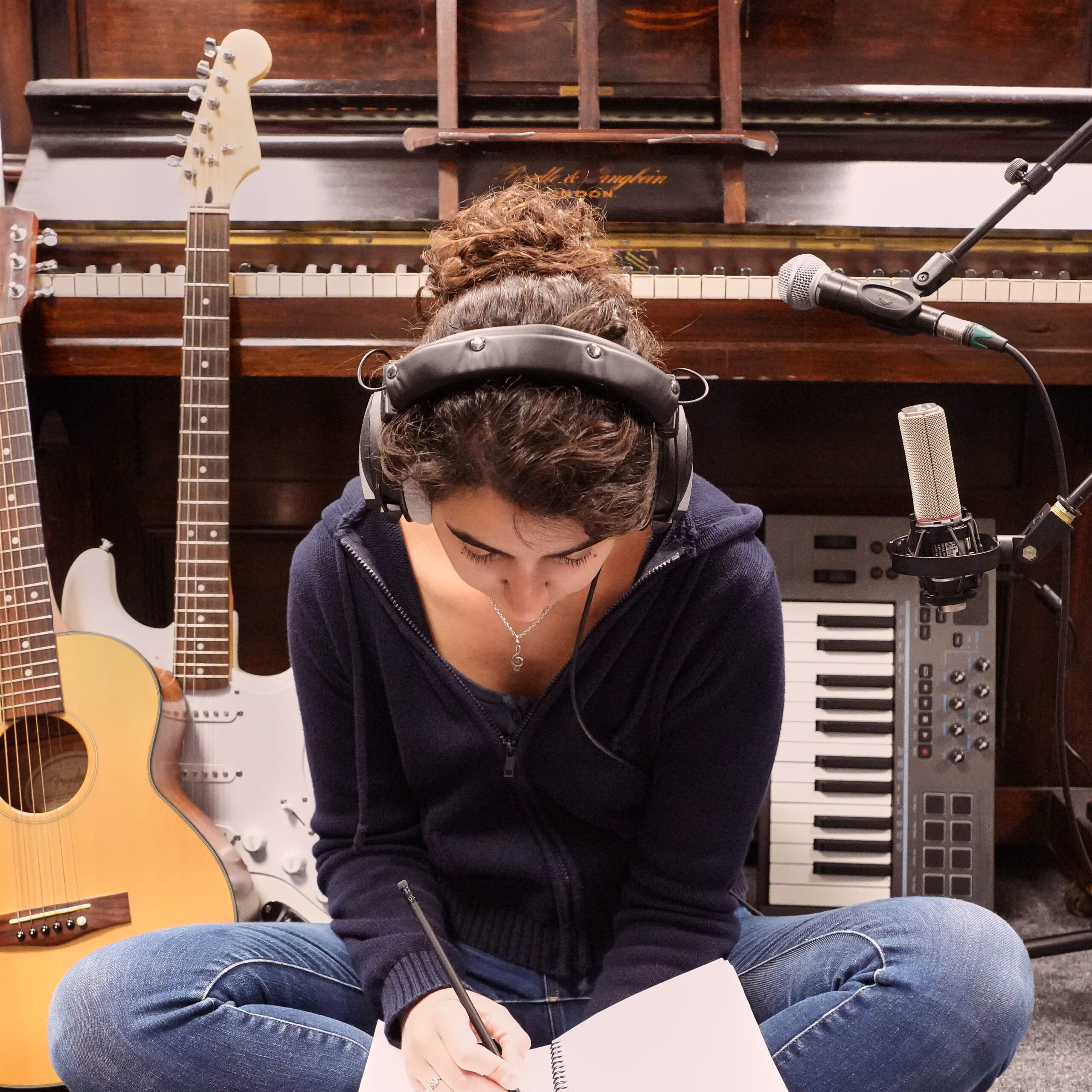 L'auteure-compositrice-interprète catalane Victòria Vilalta sort son nouvel album « Out Loud Thoughts » – Backseat Mafia