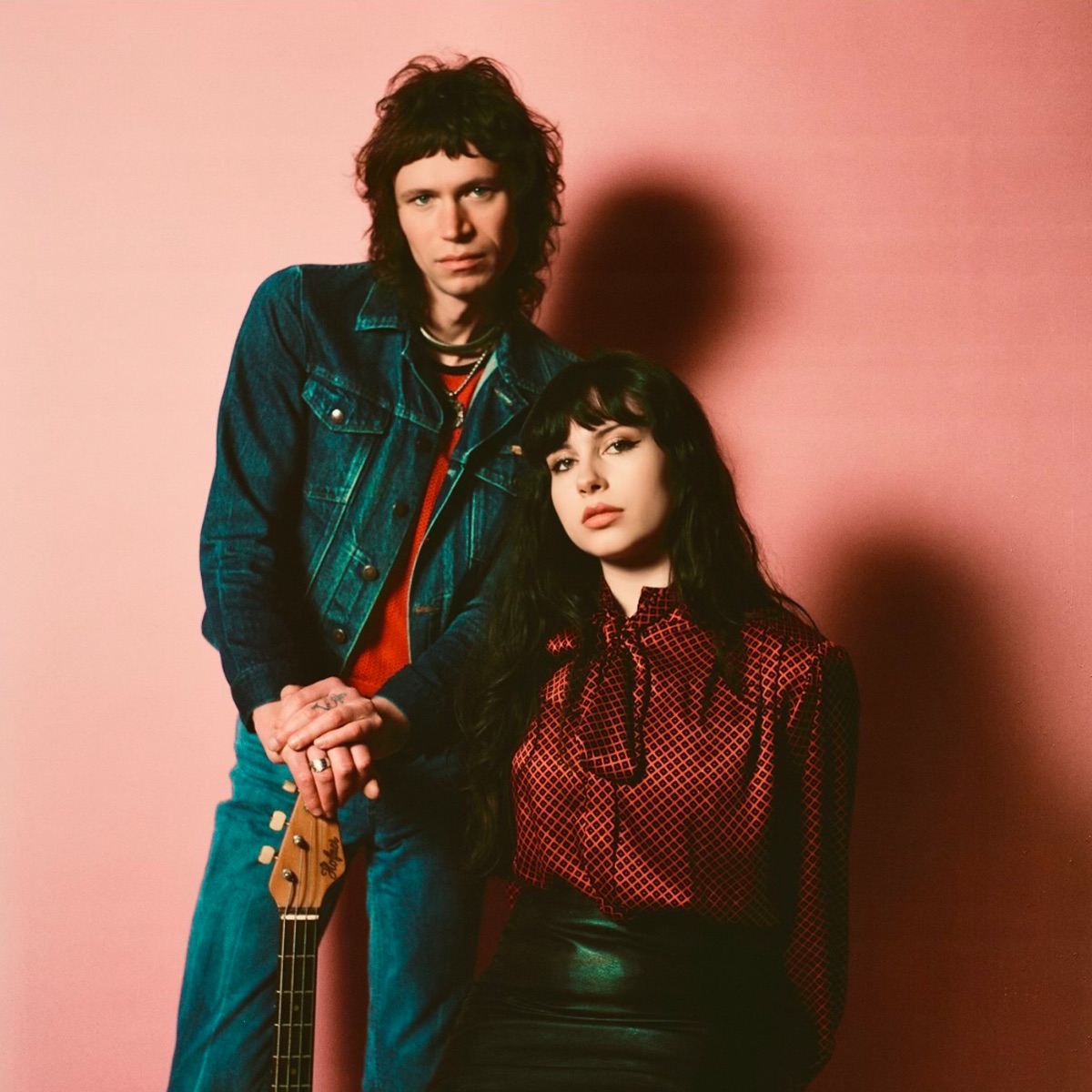 Avec des liens avec la royauté de la musique australienne, Ruby & the Clumsy Dollies de New York dévoilent en exclusivité leur nouveau single génial « Right Through Me » avant la sortie de leur premier album. – Mafia de la banquette arrière