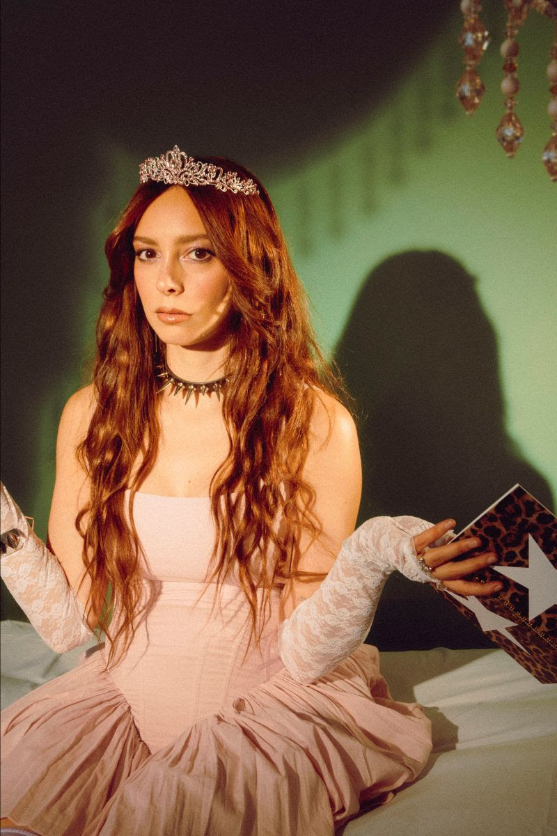 “007” présente le prochain album de LØLØ “Dieu interdit à une fille de répandre ses sentiments”, “Backseat Mafia”.