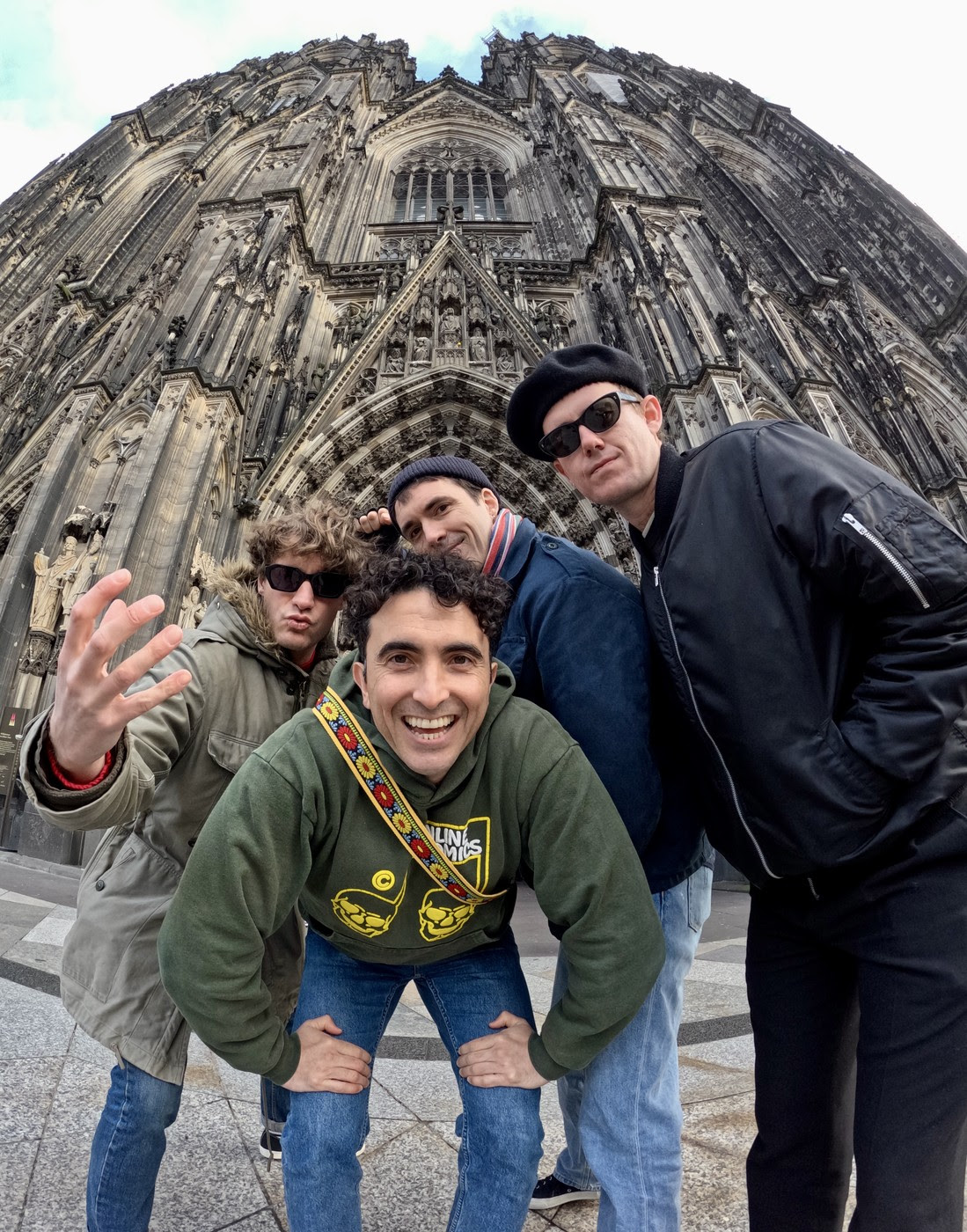 Avec « MIDDLEMAN » / « DO THE SLOTH » – Backseat Mafia, Straight Arrows revient à ses racines