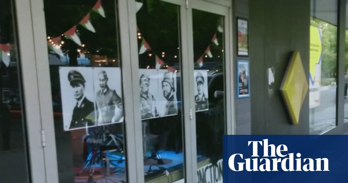 La police saisit des affiches d’art représentant Trump, Poutine et Netanyahu en uniformes nazis dans un bar de Canberra | Canberra