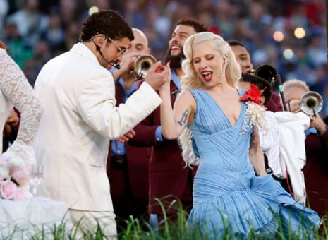 Bad Bunny et Lady Gaga se produisent lors du spectacle de mi-temps du Super Bowl LX au Levi's Stadium de Santa Clara.