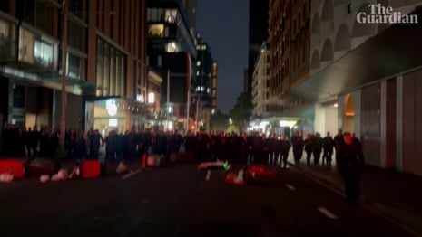 La police marche vers les manifestants à Sydney – vidéo