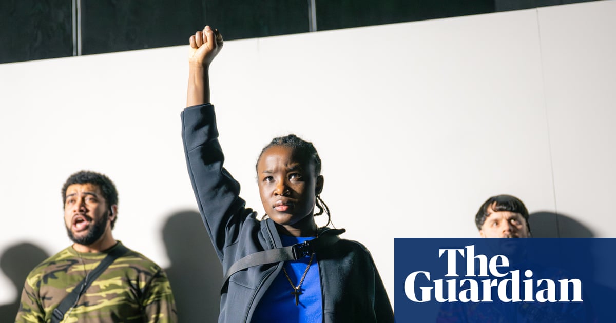 Revue Saint Joan – Urgence et dynamisme dans l'adaptation moderniste de George Bernard Shaw par Stewart Laing | scène